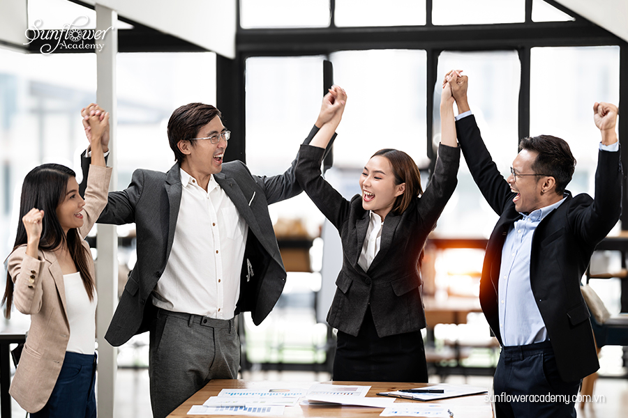 Thái độ là gì? Khái niệm, vai trò và cách rèn luyện để có thái độ tích cực.
